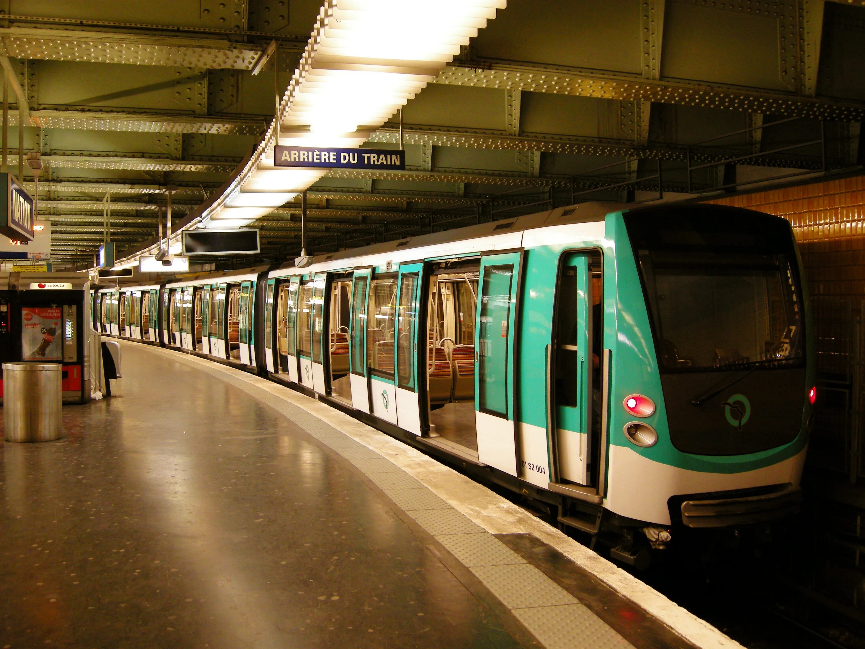 Метрополитены франции. Метро Парижа. Метро Парижа поезда. Поезд метро Франции. Вагоны метро Парижа.