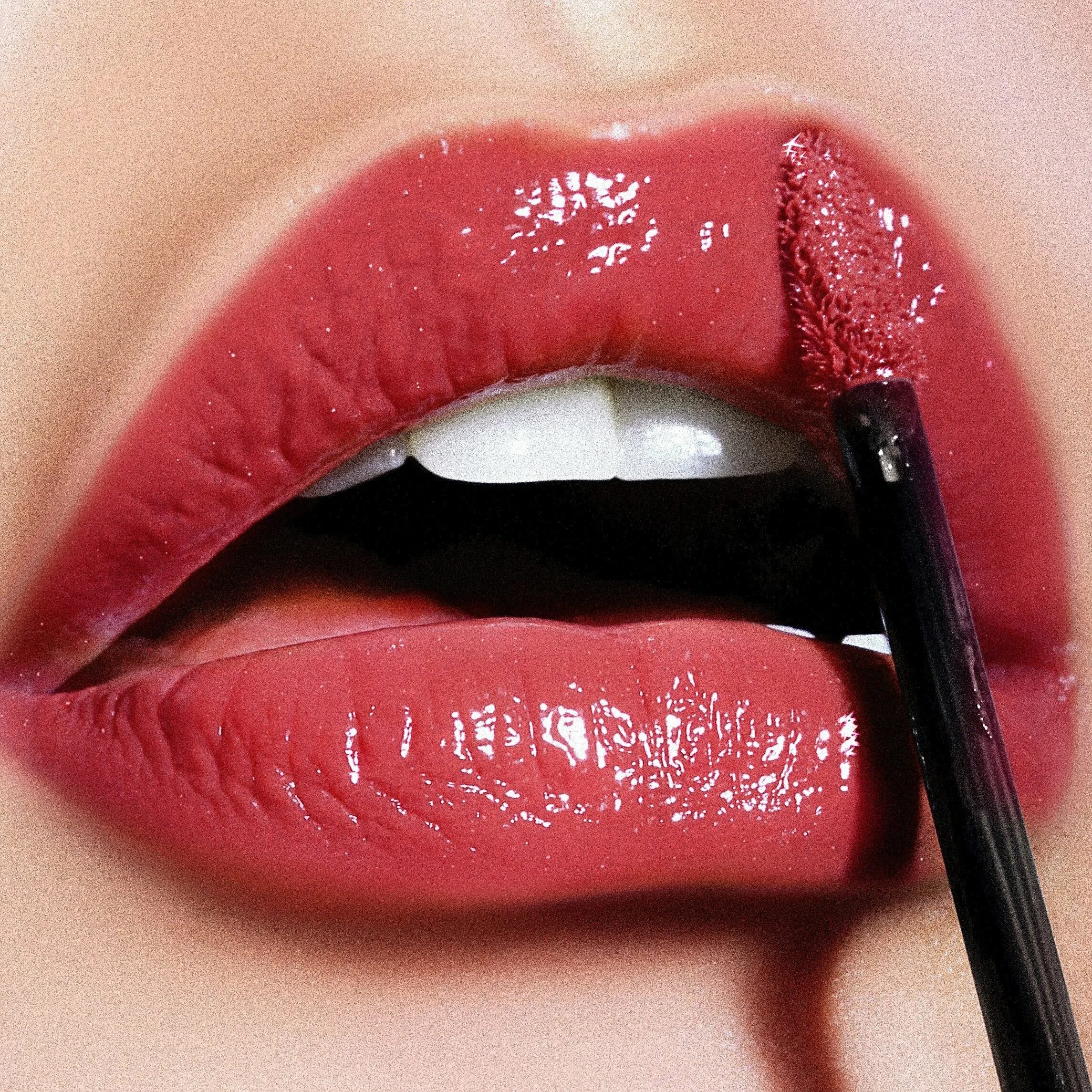 Красивые оттенки помад. Губы с помадой. Губы с помадой. Красивый макияж губ. Помада мейбелин красная.