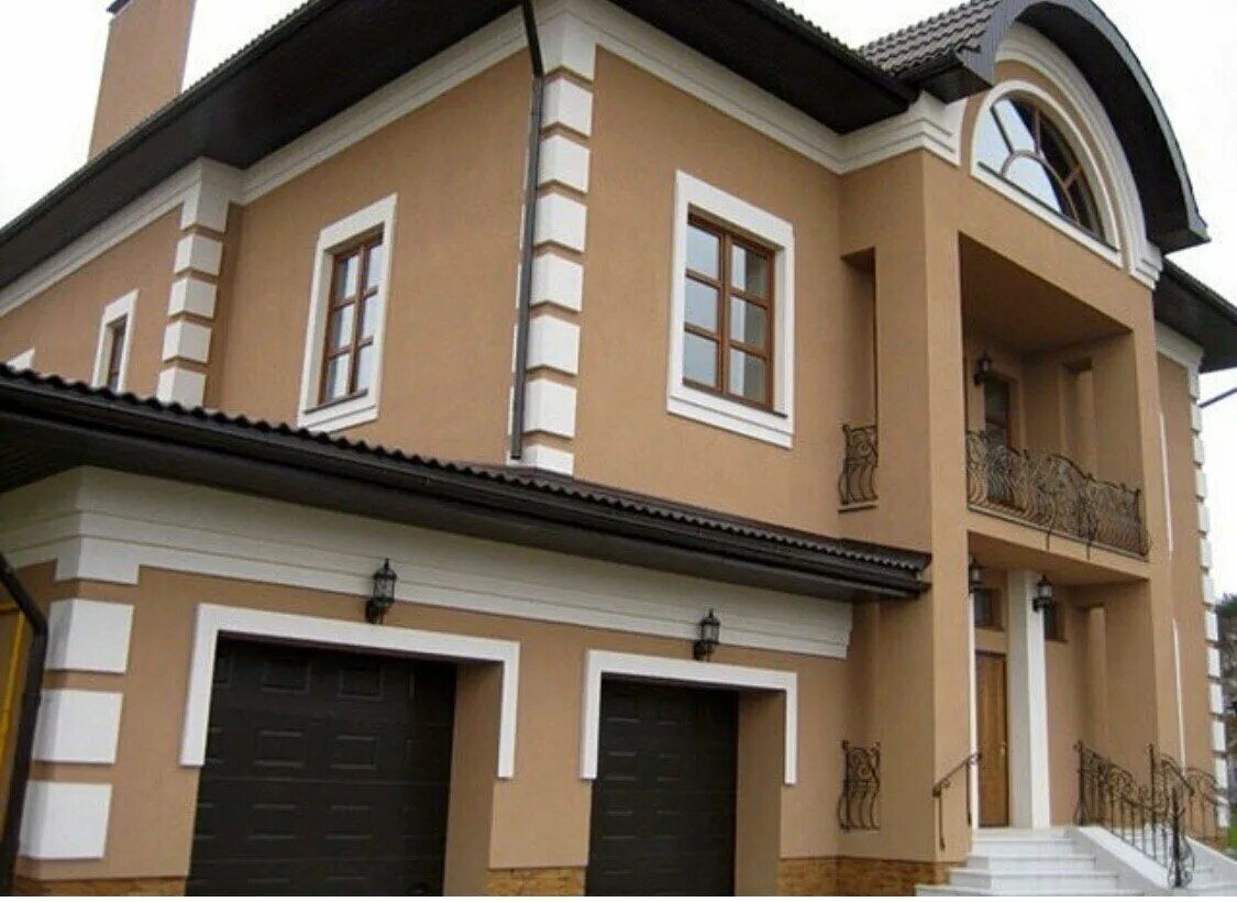 Фасадные краски дома. Фасад фисташкового цвета. Цвета фасадов домов. Крашеные фасады домов. Краска для фасадов домов.