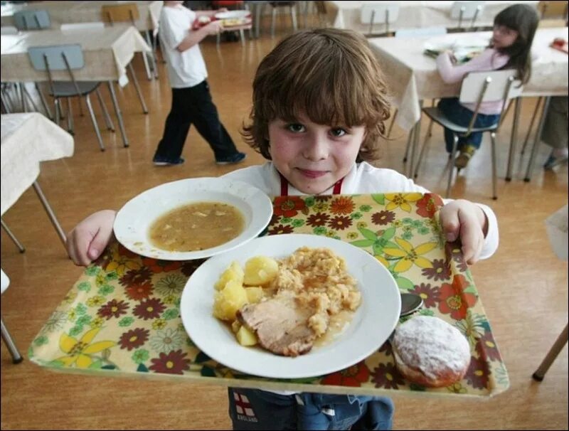 Ребенок овз питание в школе. Обед в школе. Дети в столовой. Еда в школьной столовой. Обед детей в детском саду.