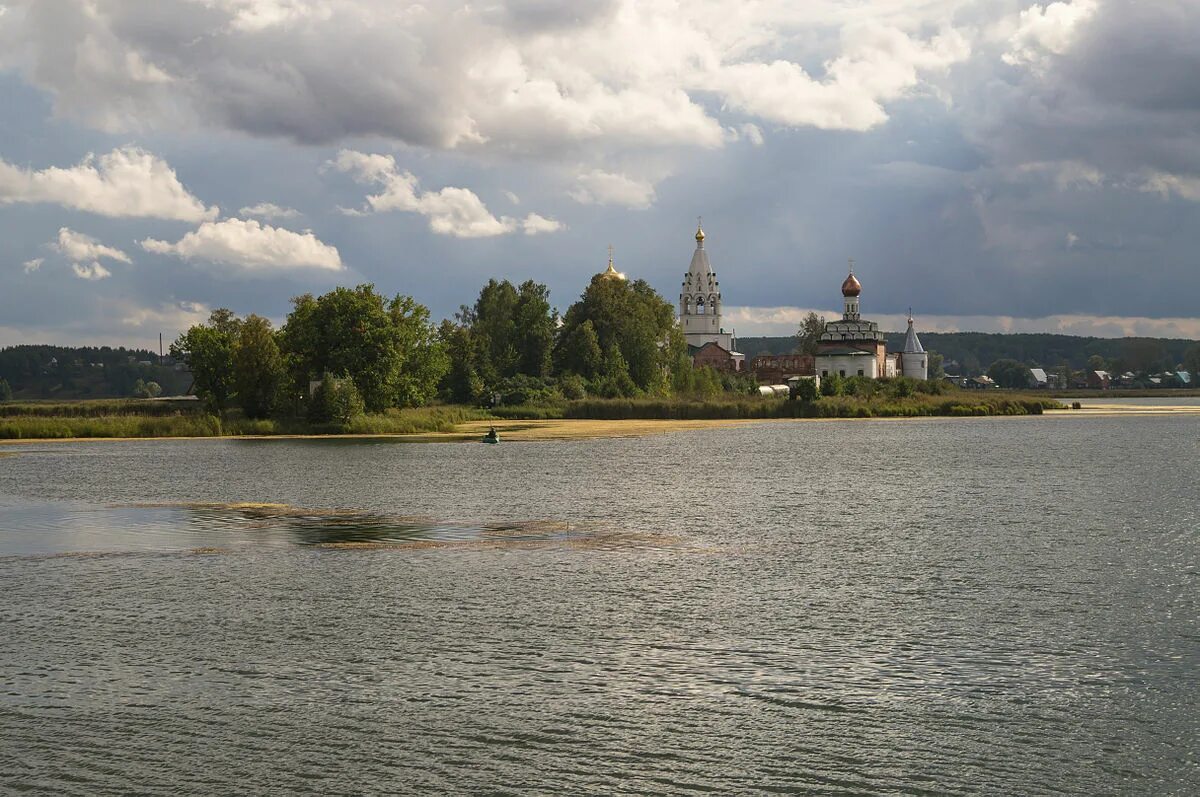 Свято троицкий нижегородская область. Монастырь Ворсма Нижегородская область. Свято-Троицкий Островоезерский монастырь. Ворсма Тосканка монастырь на острове. Монастырь на острове в Нижегородской области.