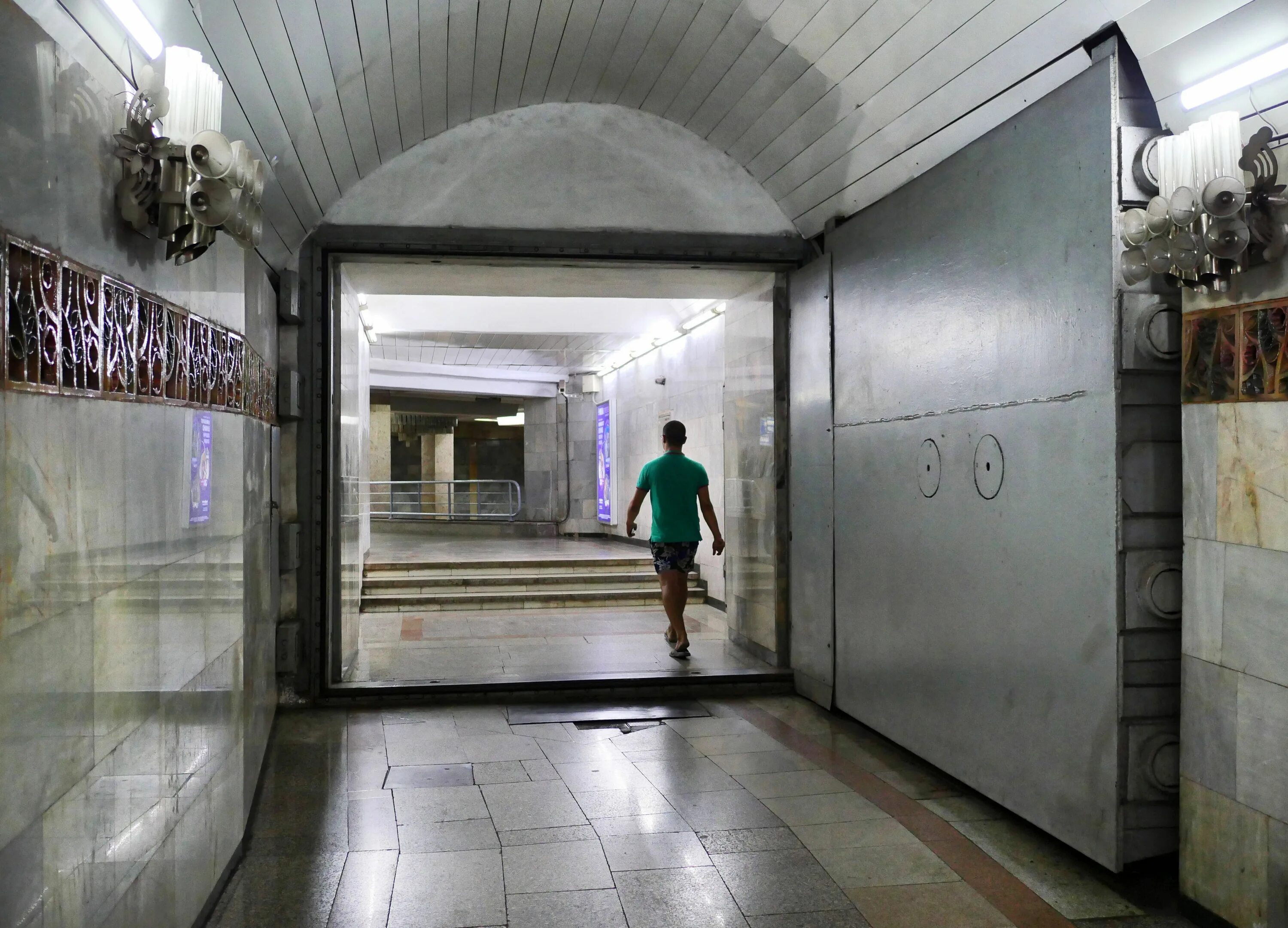 Гермозатворы в московском метро. Гермозатворы в московском метро. Гермодвери в московском метро. Гермоворота в московском метро. Дверь гермозатвора в метро.