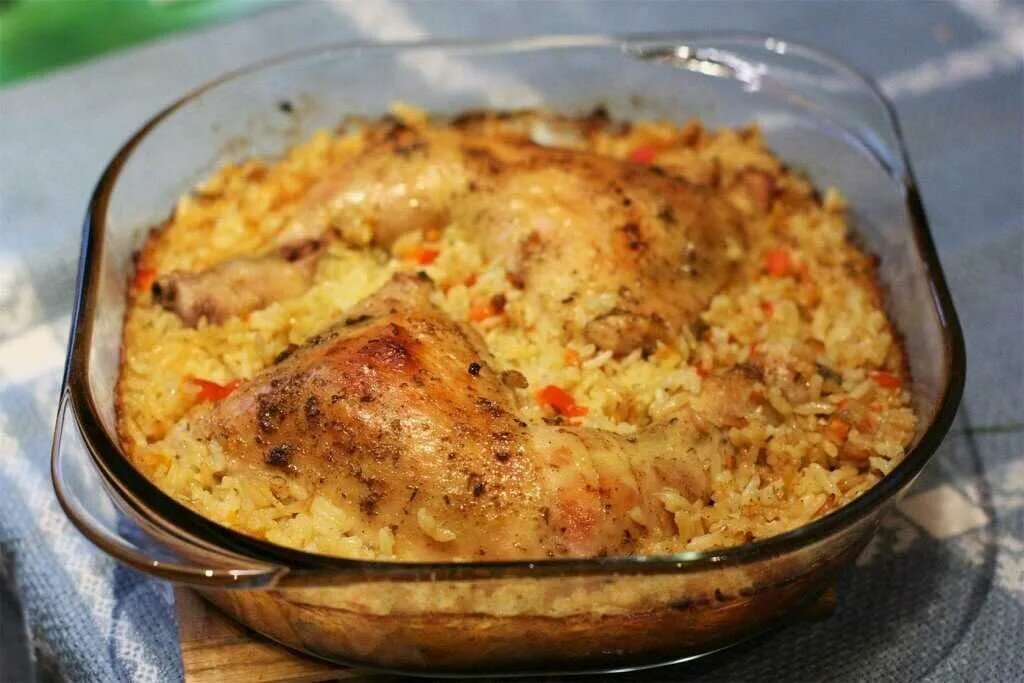 Рецепт приготовления курицы с рисом. Рис с курицей в духовке. Курица запеченная с рисом в духовке. Куриные бедра с рисом в духовке. Рис КС курицей в духовке.