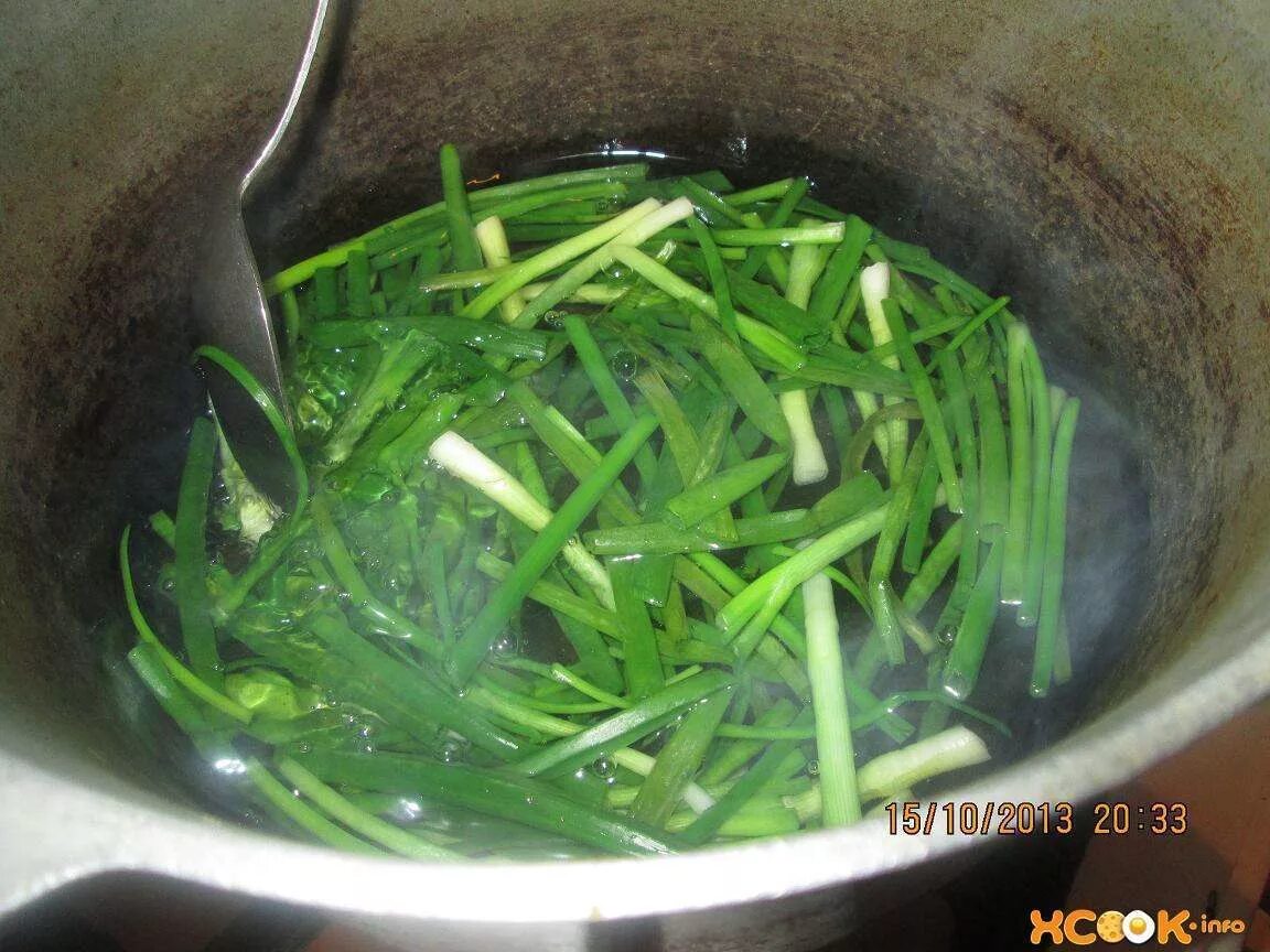 Лук батун семена. Блюда из зеленого лука. Лук на зелень на подоконнике. Добавить зеленый лук можно и. Зелень лук 100гр виола.