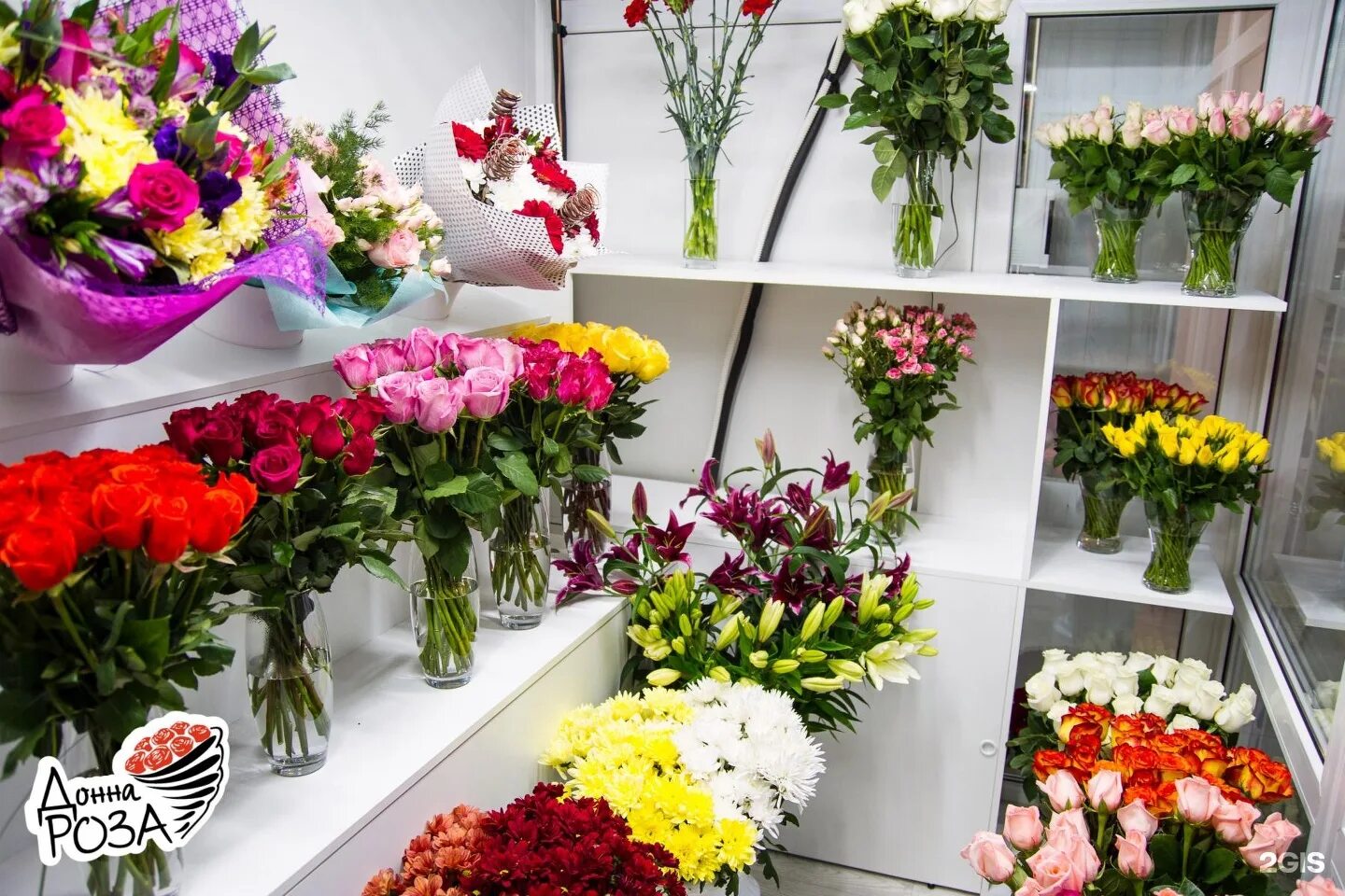 Цветочный магазин владикавказ. Цветы в цветочном магазине. Розы в цветочном магазине.