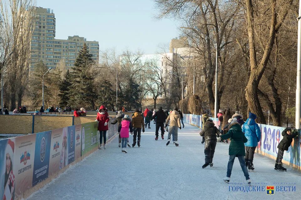 Работающие катки волгоград. Каток Волгоград. Каток на СХИ Волгоград. Каток Волгоград Красноармейский. Каток Южный полюс Волгоград.