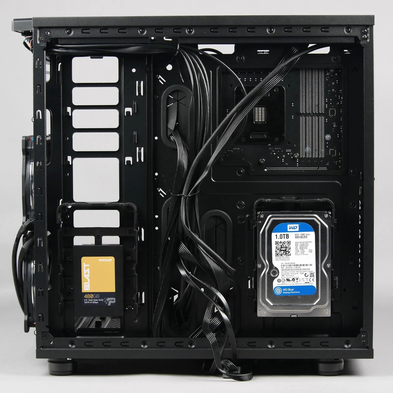 Корпус фото. Thermaltake view 31 корпус. Корпус Термалтейк 2007. Корпуса Thermaltake 2008-2010. Корпус Термалтейк с ручкой.