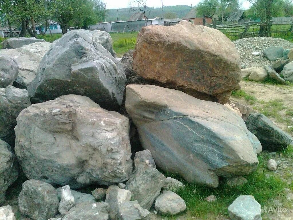 природный камень. выписал камень. выписал камень. декоративный камень на люк. крупный булыжник.