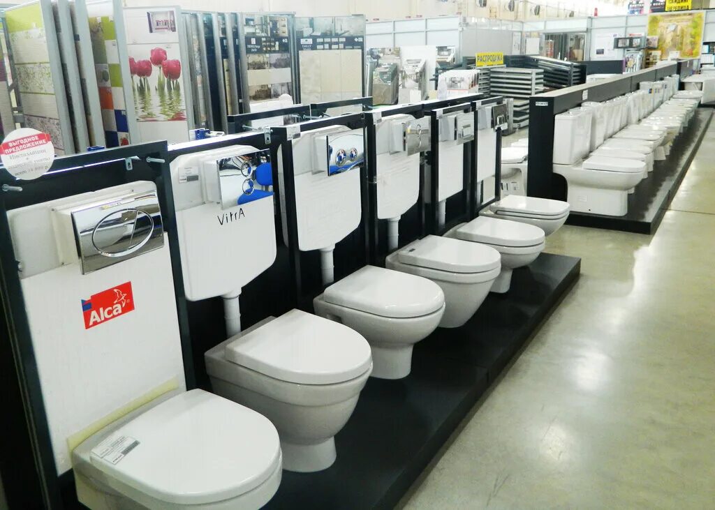 туалет магазин. магазин сантехники унитазы. сантехника унитазы. много унитазов. магазин унитазов.