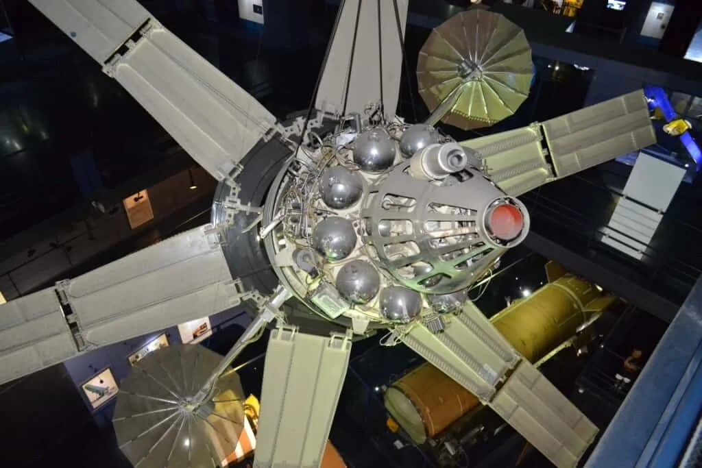 Советский спутник молния 1. Спутник молния-1 орбита. Исз молния-1. Спутник молния-1т. Спутник молния-1т.