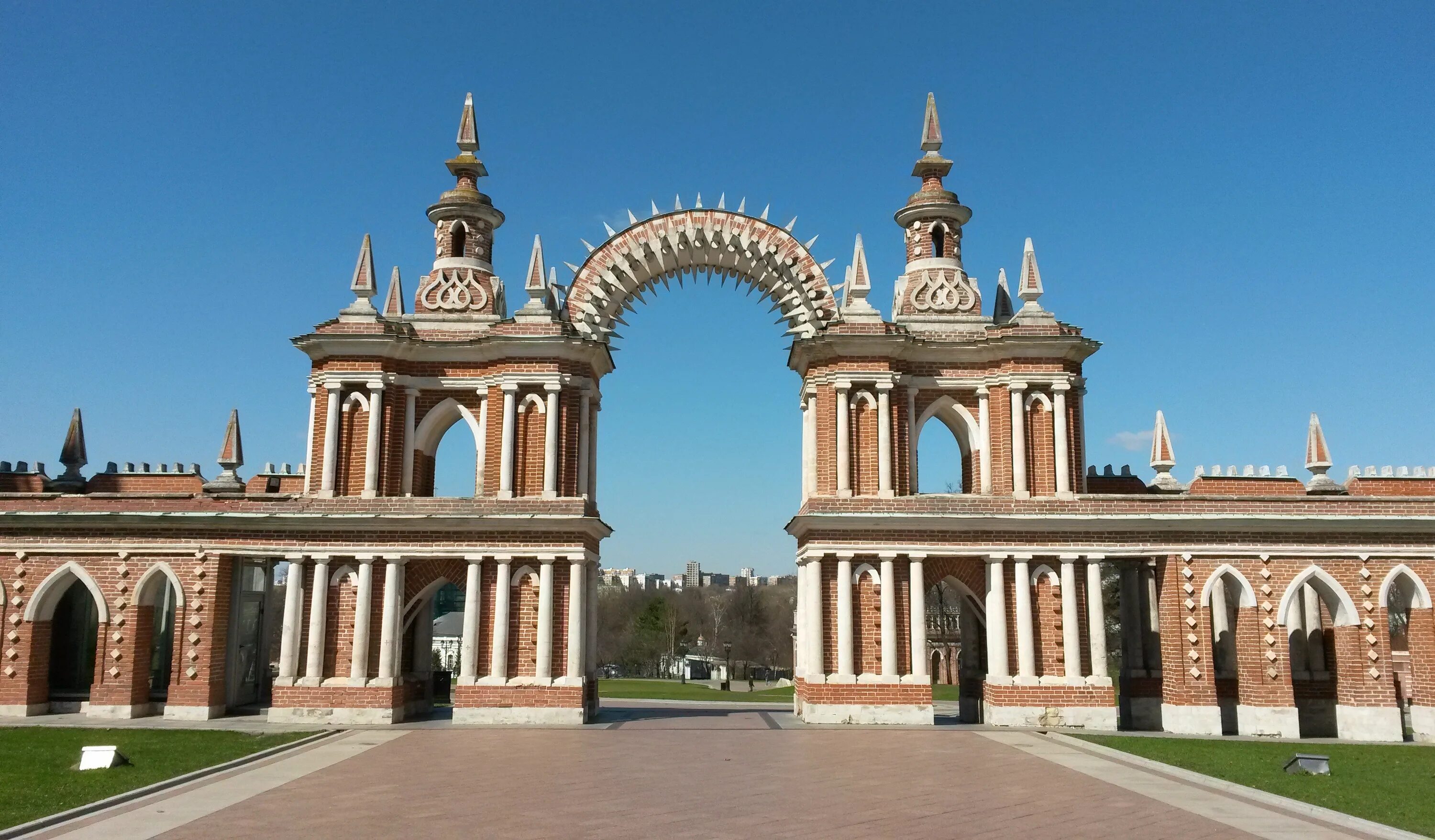 Царицыно императрица. Царицыно (дворцово-парковый ансамбль). Царицынский дворец Баженова. Парковый ансамбль Царицыно. Баженов в. дворец-усадьба Царицыно.