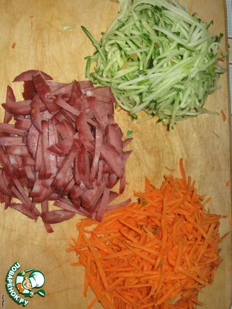 Салат свежий огурец морковь колбаса. Салат на терке для корейской моркови. Терка для корейских салатов. Салат фунчоза с колбасой. Салат с фунчозой и колбасой и огурцом.