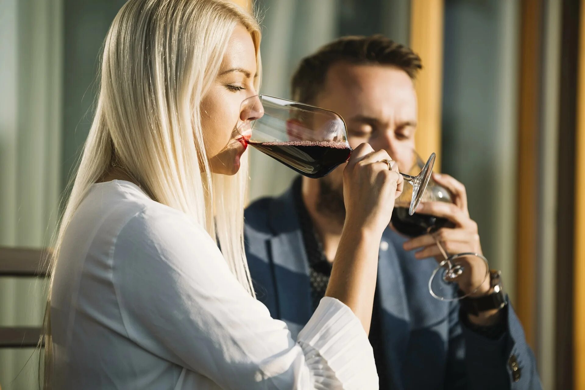 Дети пьют вино. Пить вино. Блондинка с бокалом. Парень и девушка пьют. Мужчина и женщина пьют вино.
