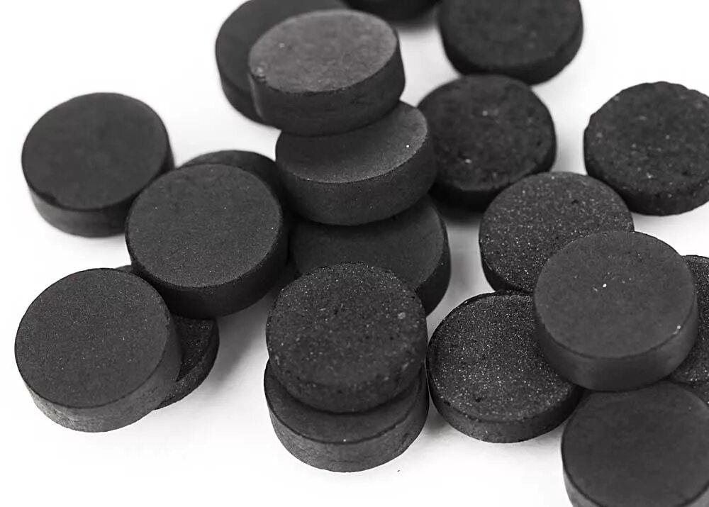 Активированный уголь карболен это. Угольные таблетки. Таблетки с активированным углем. Черные таблетки. В чем разница активированного угля