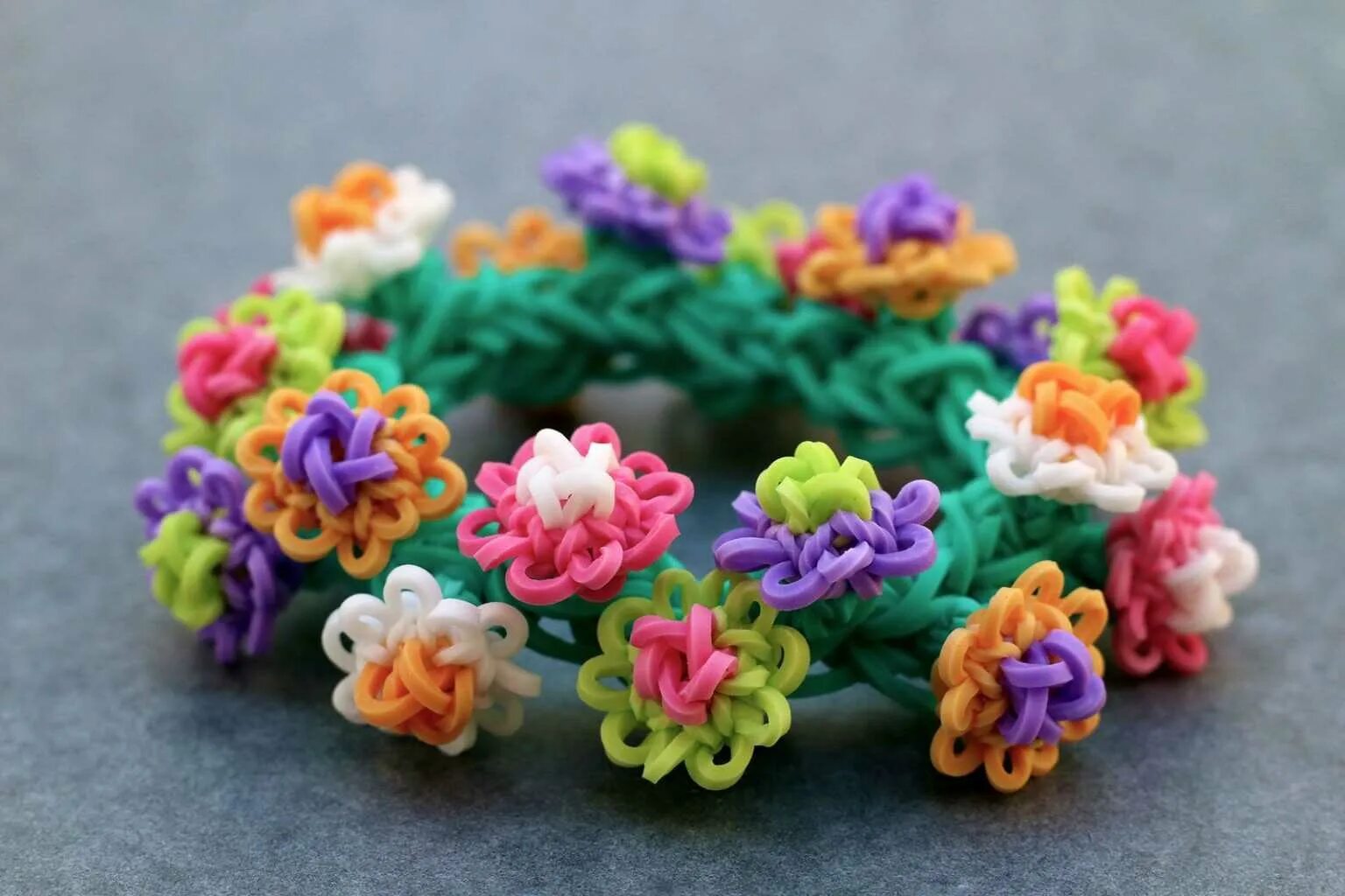 Как сплести из резинок игрушки. Браслеты Рейнбоу Лум. Резиночки Rainbow Loom. Резинки Рейнбоу Лум. Резинки для плетения Рейнбоу Лум.