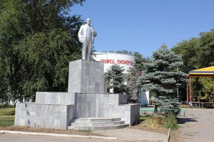 Погода в п зимовники ростовская область. Памятники в поселке Зимовники. Пос Зимовники Ростовская. Зимовники о памятнике о Ленине. Достопримечательности поселка Зимовники.