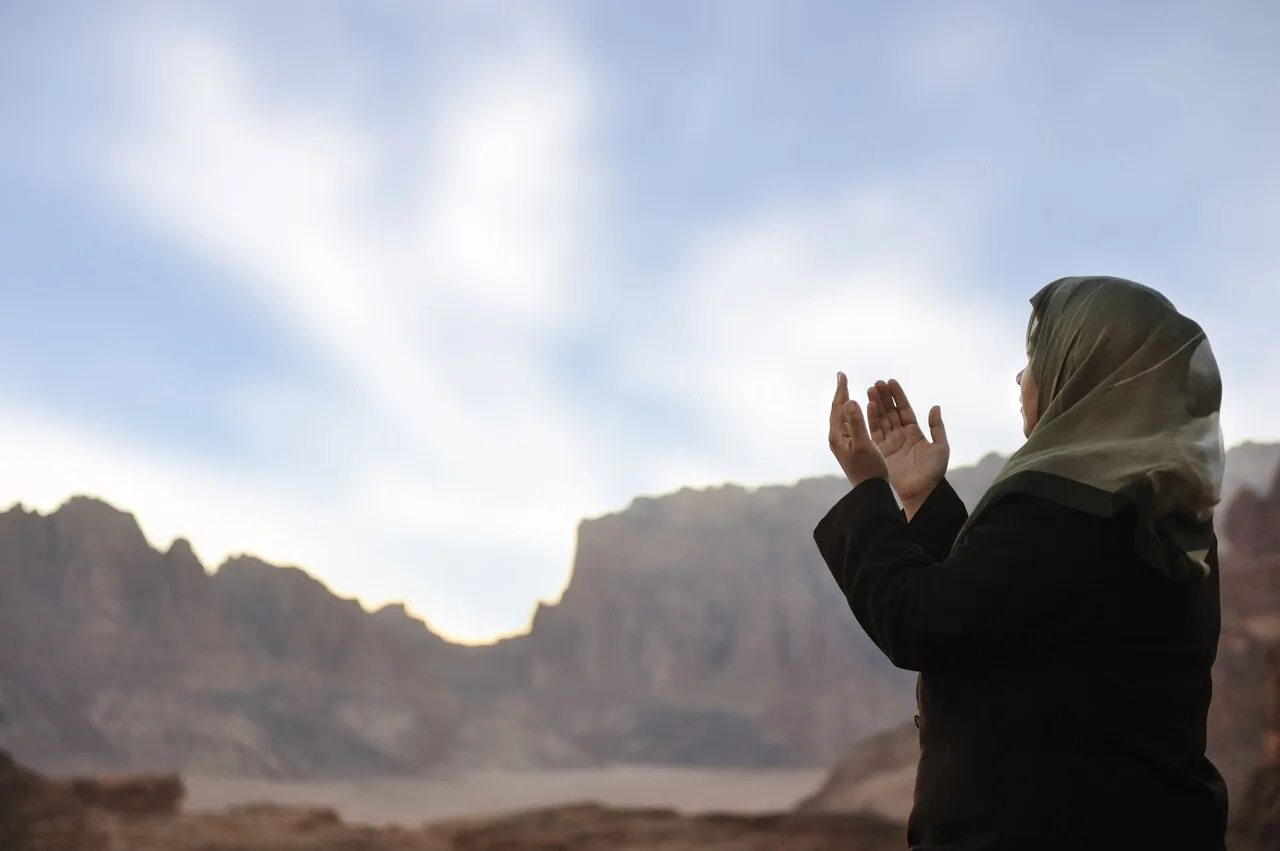 Молитва мусульманских женщин. Мусульманка молится. Мусульманин молится. Молящийся в пустыне. Женщина молится.