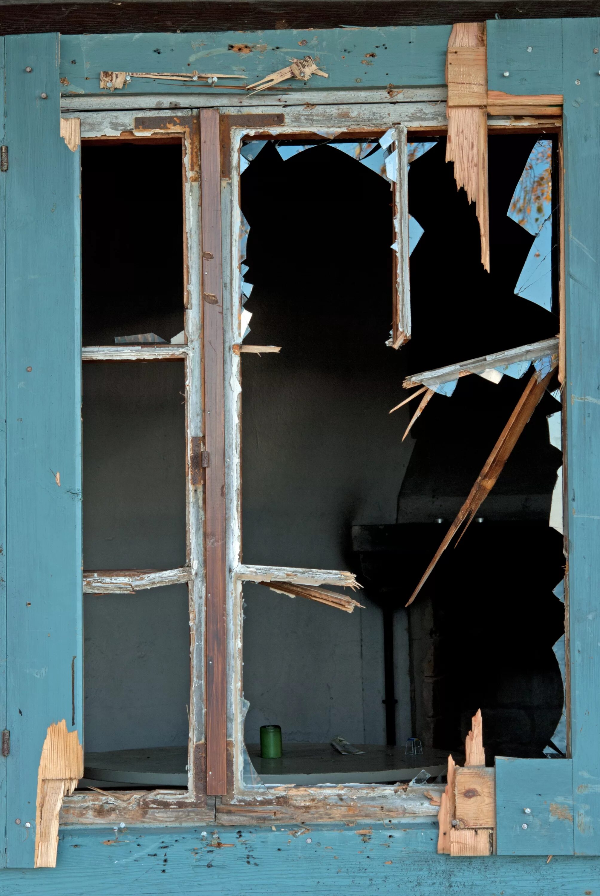 Дом с разбитыми окнами