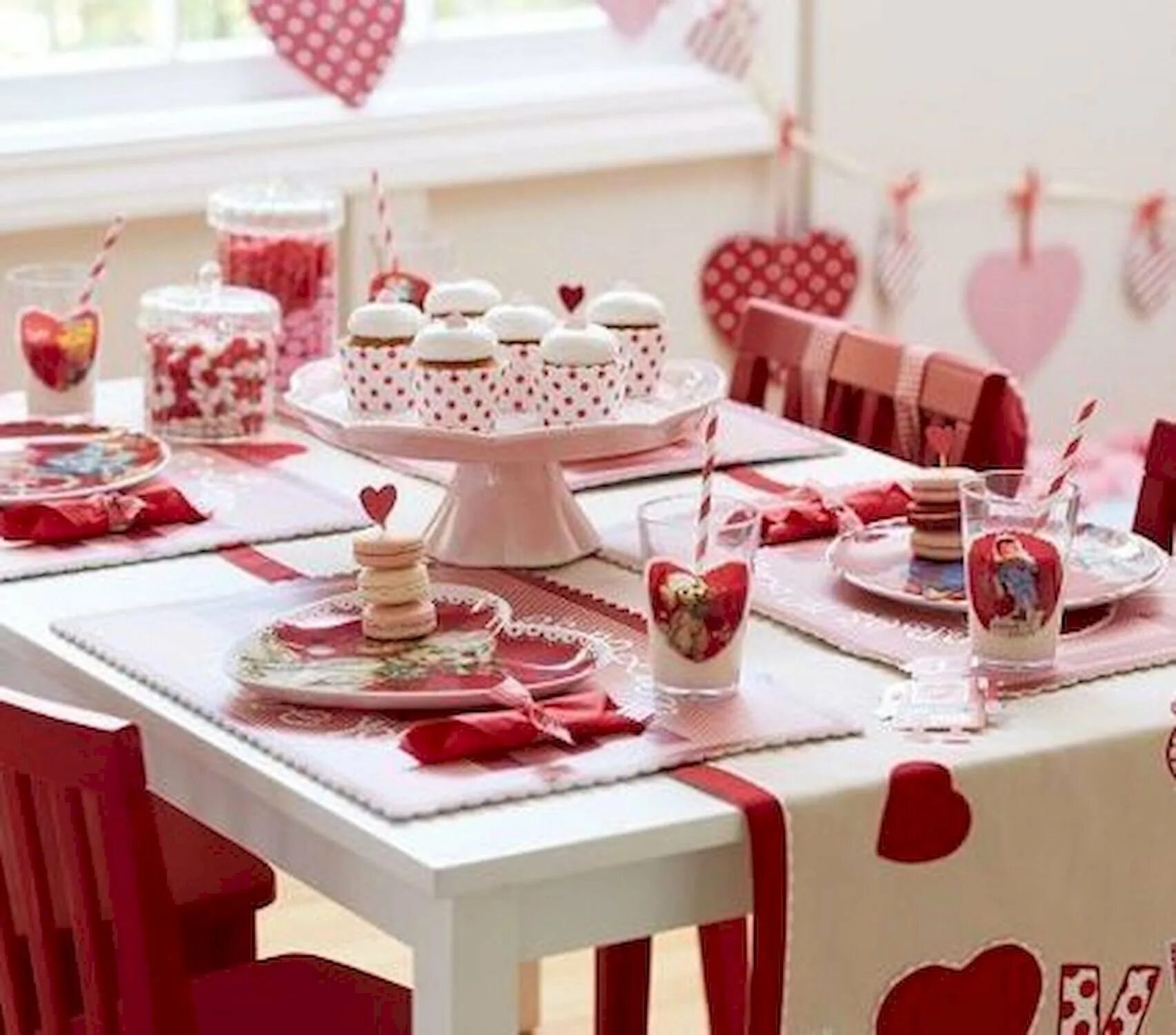 сервировка праздничного стола. сервировка стола в красном цвете. красивая сервировка стола на юбилей. сервируем стол к празднику. сервировка стола на юбилей.