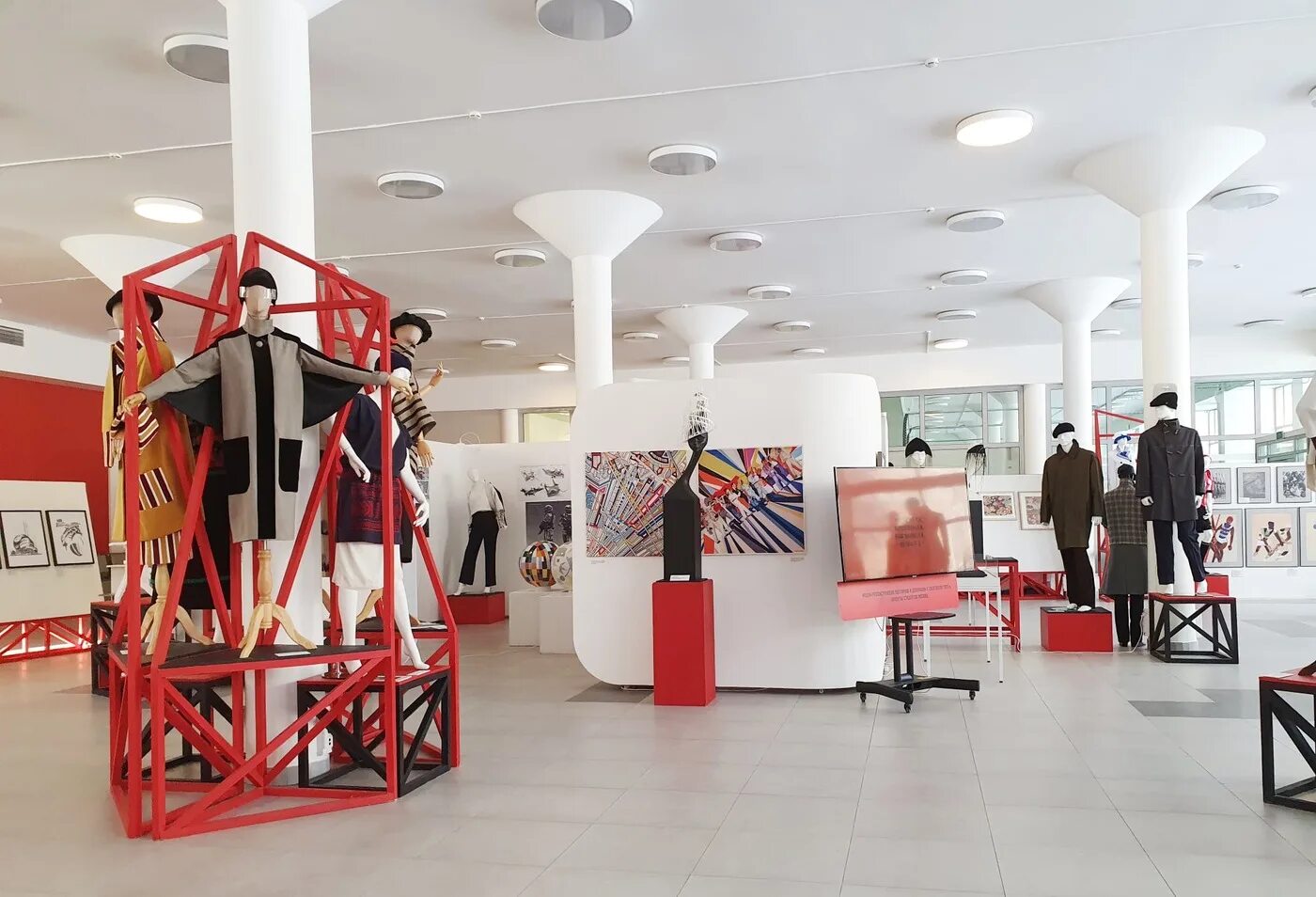 Борис иофан и вера мухина. Выставка мода рабочий и колхозница. Стиль конструктивизм в одежде. Памятник рабочий и колхозница выставка. Мухина проект рабочего и колхозницы.