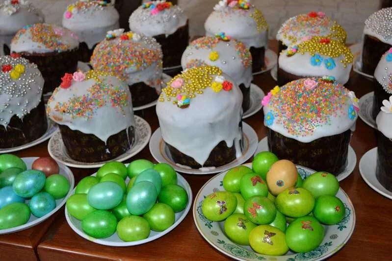 Чем отличается кулич от паски. Украшение куличей сухоцветами. украшение пасхальных куличей сухоцветами. пасха и кулич разница. дети украшают куличи.