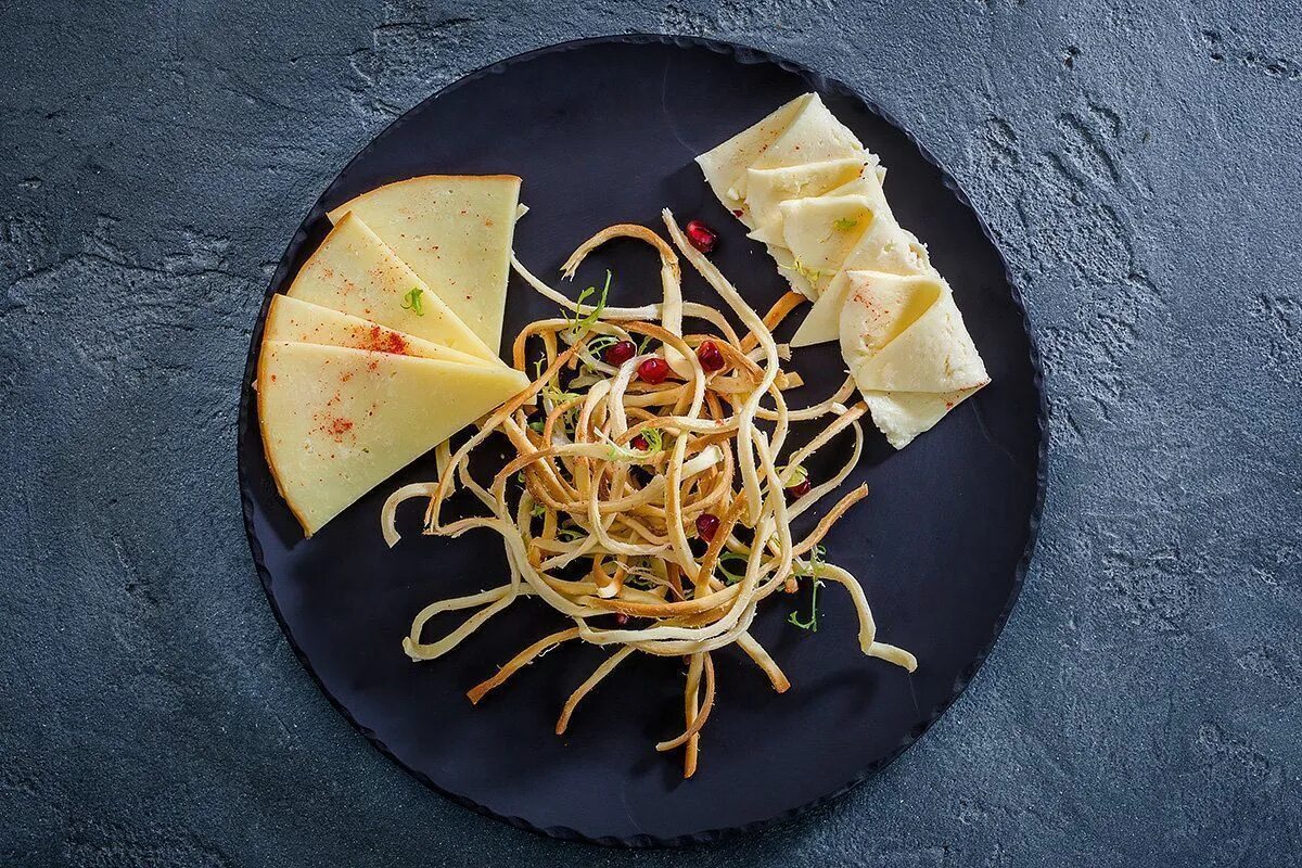 жареный сыр чечил. жареный колбасный сыр. жареный сыр в панировке. жареный колбасный сыр в панировке.