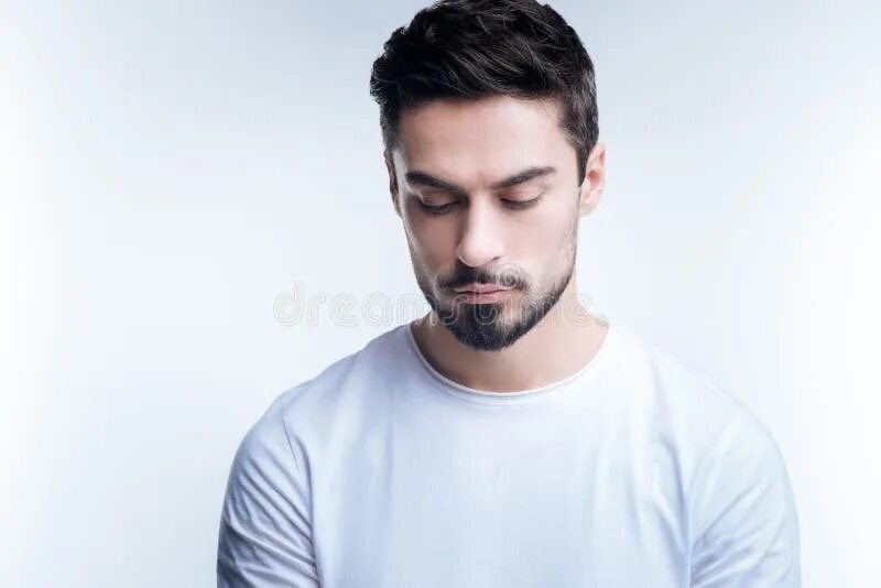 Портрет мужчины смотрящего вниз. Мужчина боком. Смотря какой мужик. Умный мужчина. Человек телевизор.