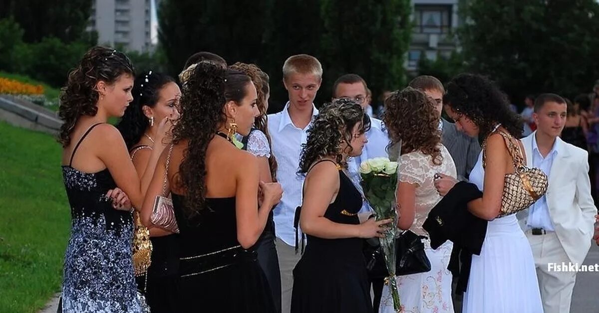 Девушки после выпускного. Пьяный выпускной. Девчонки на выпускном. Вечер после выпускного. Выпускной бухают.