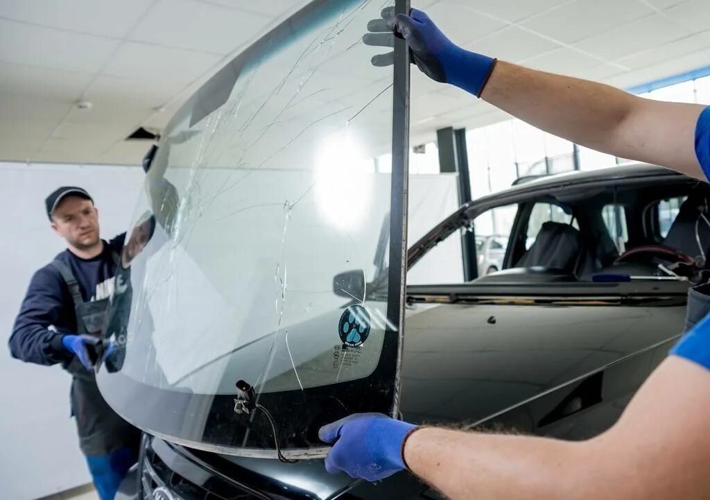 Автомобильное стекло. Монтаж лобового стекла. Стекла лобовые автомобильные. Установка нового стекла. Стёкла на автомобиль.