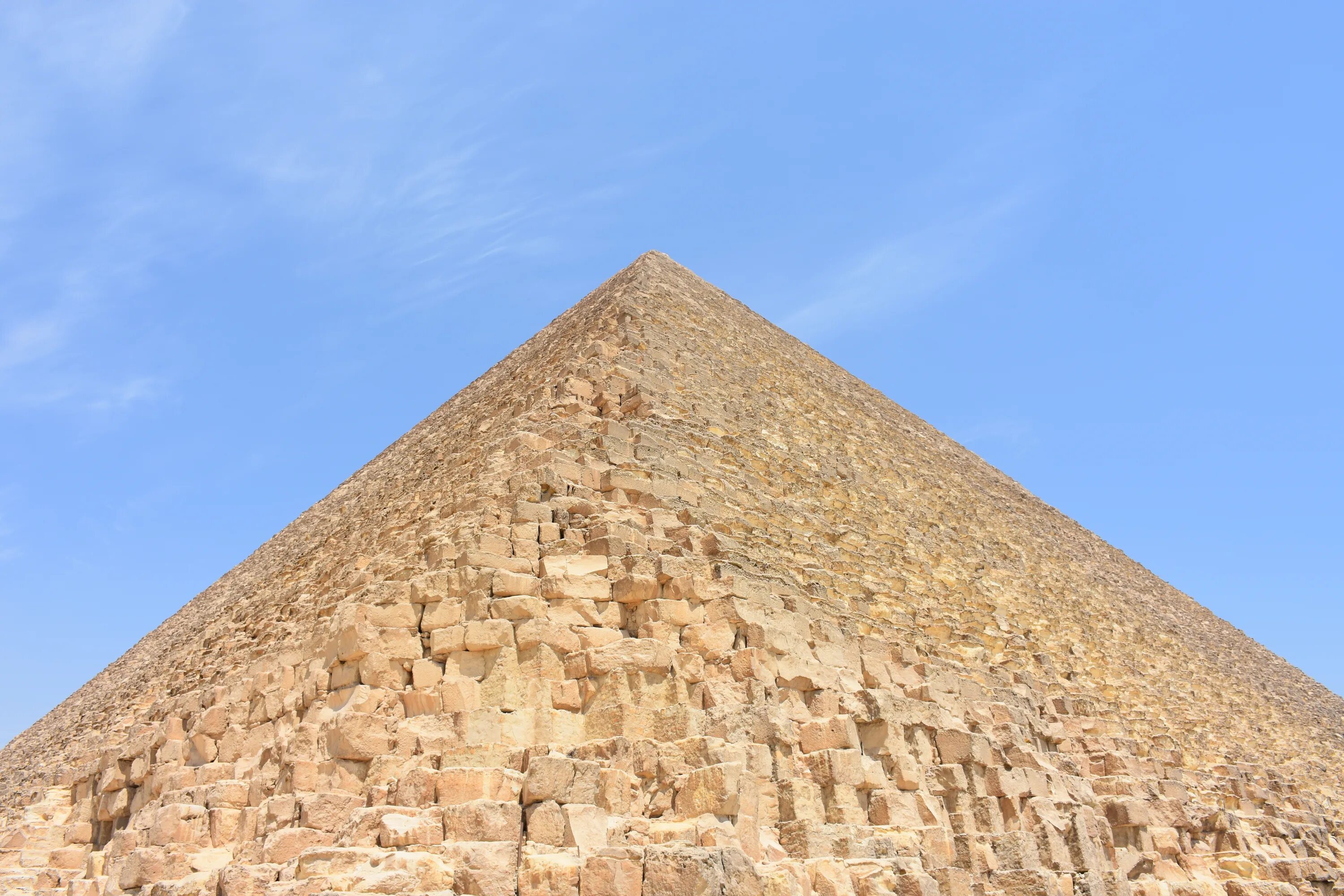 Два исторических факта о пирамиде хеопса. Пирамида Хеопса. Египет пирамида Хеопса внутри. Пирамида Хеопса 2022. Верхушка пирамиды Хеопса.