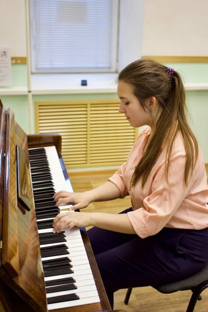 музыкальная школа пушкин. ребенок за фортепиано. после музыкальной школы. после музыкальной школы. школа искусств.