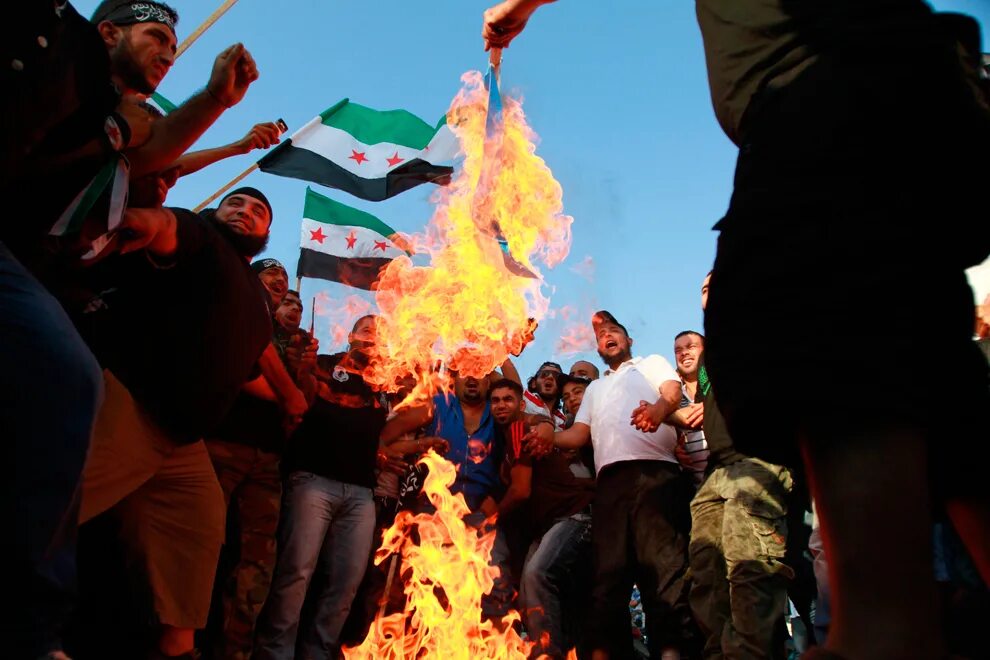 Сжигают мусульман. Сожжение исламских флагов.