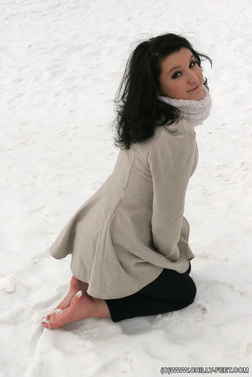 парень в лесу зимой. связанные снегом. связанные снегом. девушка загорает на снегу. что фотографировать зимой.