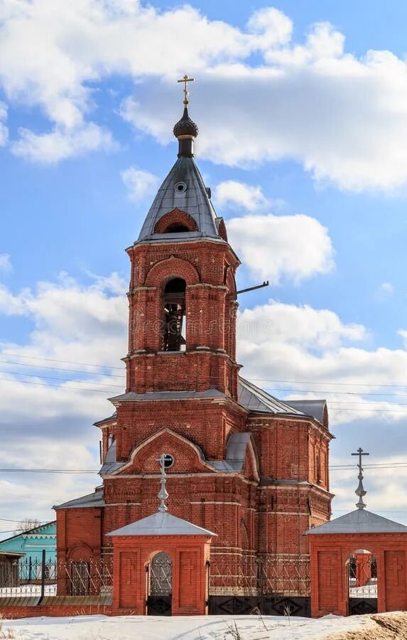 Церковь из красного кирпича. Красная кирпичная церковь. монастырь из красного кирпича.
