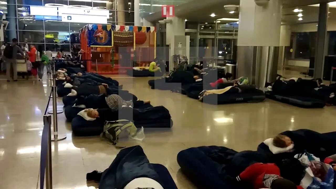 Поспать в шереметьево. Спать в аэропорту Шереметьево. Шереметьево поспать в аэропорту. Туалет в Шереметьево.