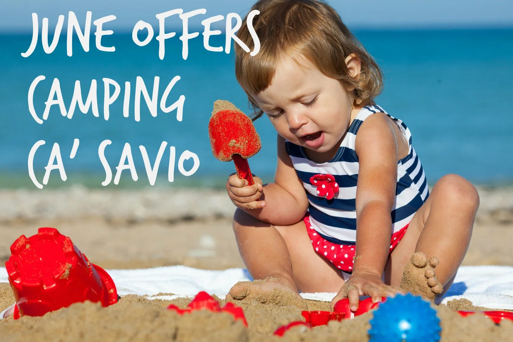 Песок для детей. Девочка играет на пляже. Девочка играет на пляже. Ребенок в пледе. Лето пляж дети.