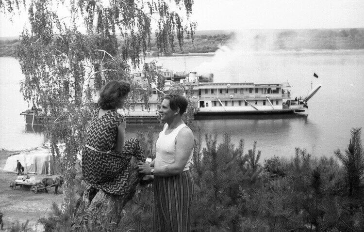 Пароход любовь. Круизы в СССР. Фотосессия с пароходом ретро. Женщина на пароходе. Провожают пароход в живописи.