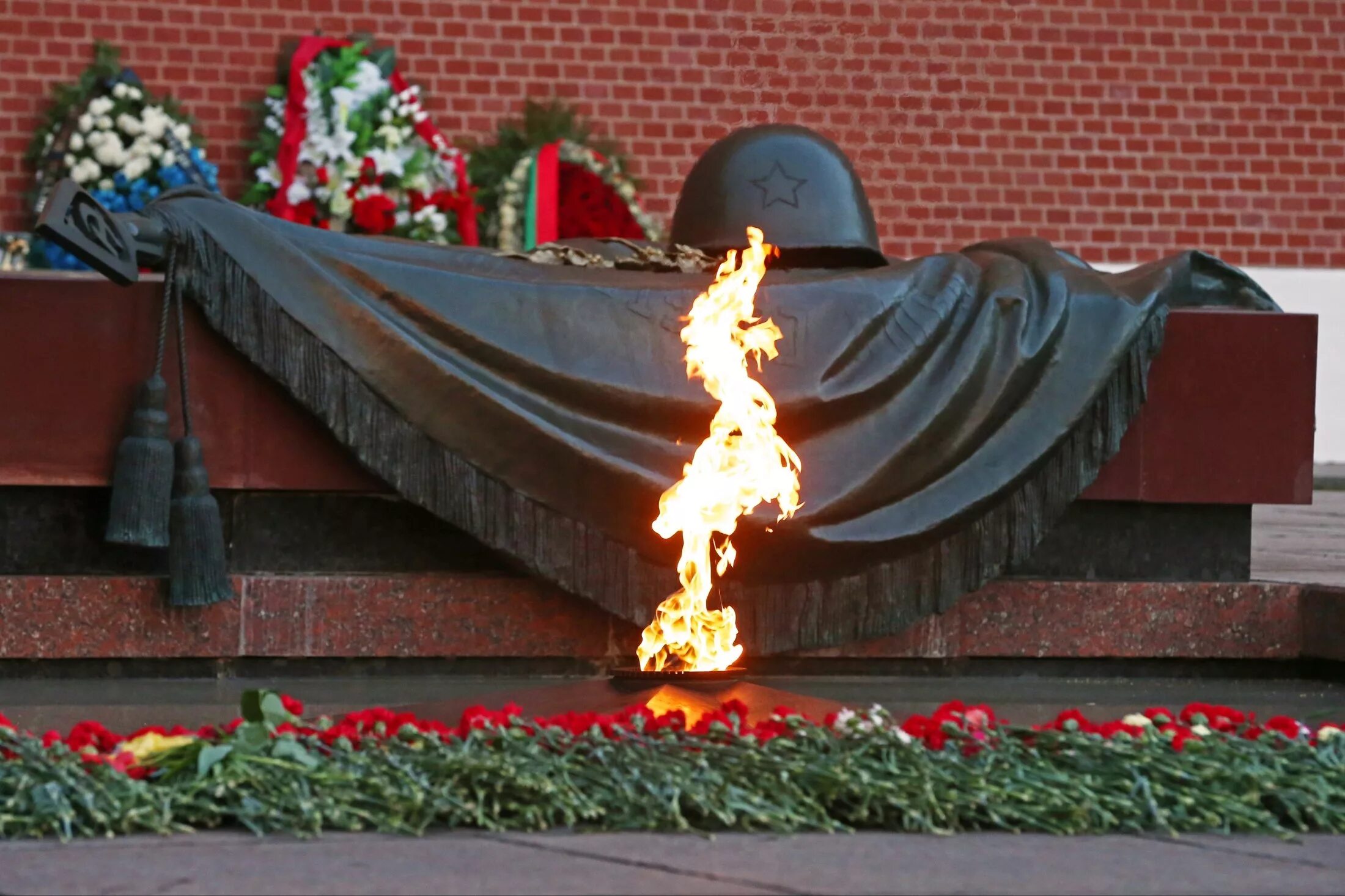 Памяти и т п. ВОВ 1941 1945 вечный огонь. Памятник могила неизвестного солдата в Москве. Александровский сад Москва вечный огонь. Могила неизвестного солдата 1945.