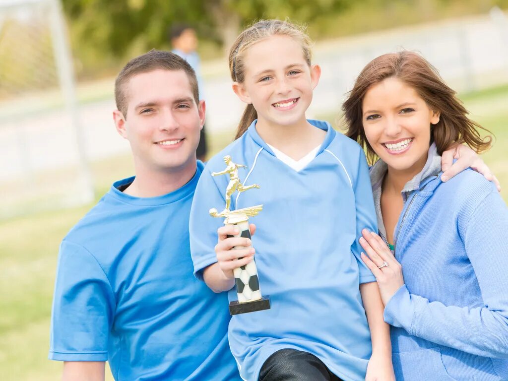 Воспитания юных спортсменов. Родители радуются успехам. Подросток спортсмен. Родители спортсменов. Дети успешных родителей.