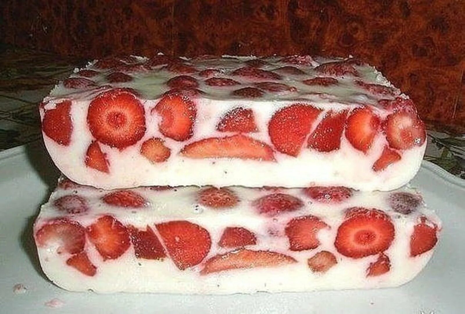 Торт без выпечки из фруктов и сметаны. Торт с клубникой и желатином. торт с желе и фруктами. клубника с желатином десерт. желейный торт с клубникой без выпечки.