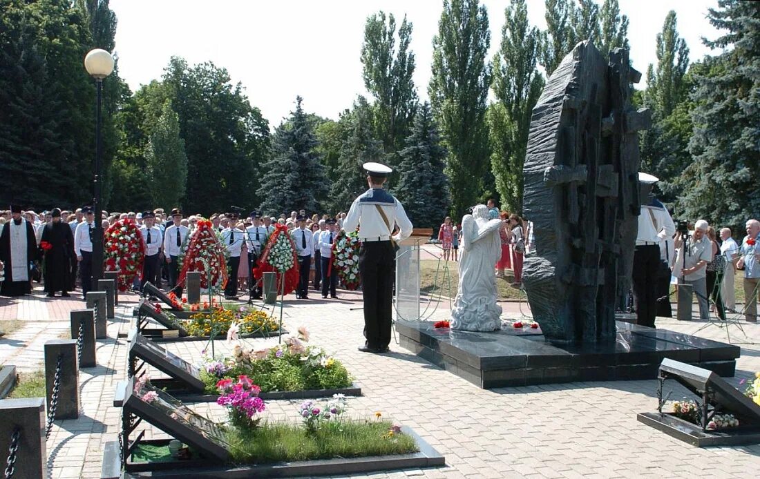 Последние новости в курске о войне. Мемориальный комплекс памяти павших Курск. Мемориал экипажу атомного подводного крейсера «Курск». Памятник морякам Курск Брянск. Памятник памяти экипажа крейсера Курск.