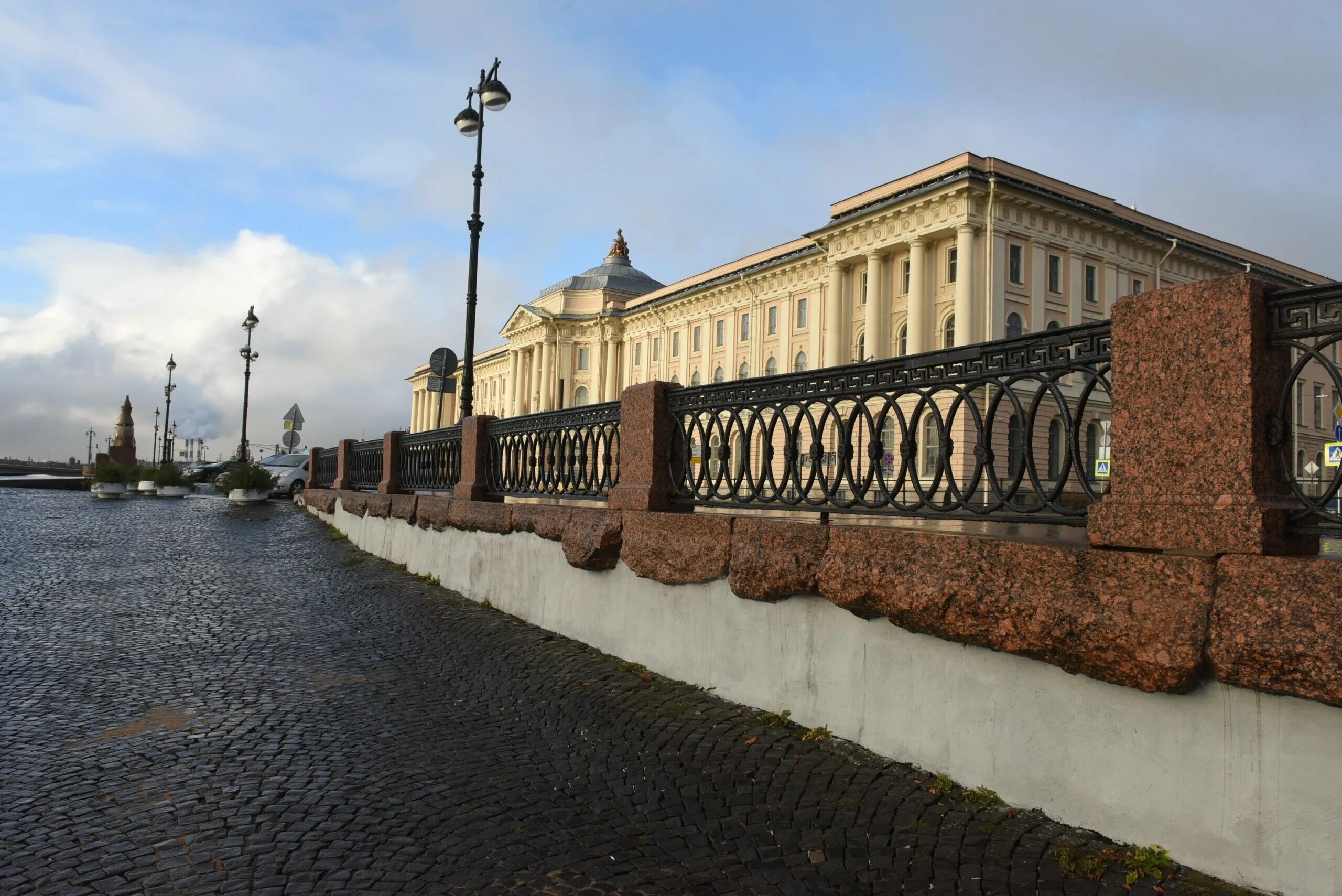 Набережная со. Университетская набережная в санкт-петербурге. университетская набережная румянцевский спуск. дом трезини на университетской набережной. университетская набережная василеостровский район.