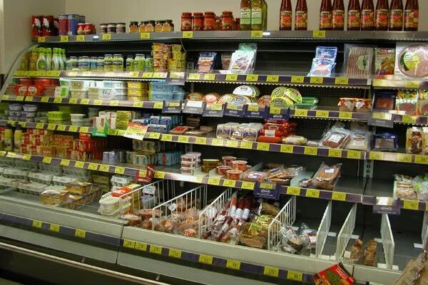 витрина продуктового магазина. магазин через прилавок. выкладка товара в продуктовом магазине. магазины товаров через. витрины в маленьком продуктовом.