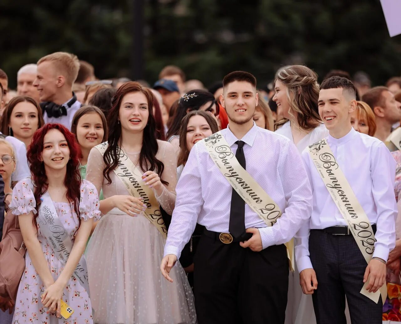 В каких классах есть выпускной. Общегородской выпускной. Фотосессия выпускников. Фото выпускников. Выпускной 11 класс.