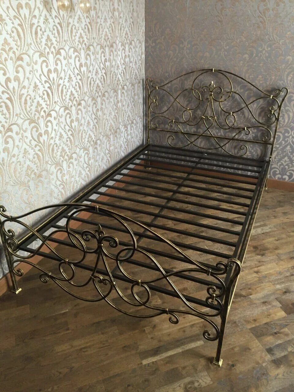 Кровать кованая 160х200. Кованая кровать из профтрубы. Кованые кровати кинг сайз. Кованые кровати. Кованая кровать авито.