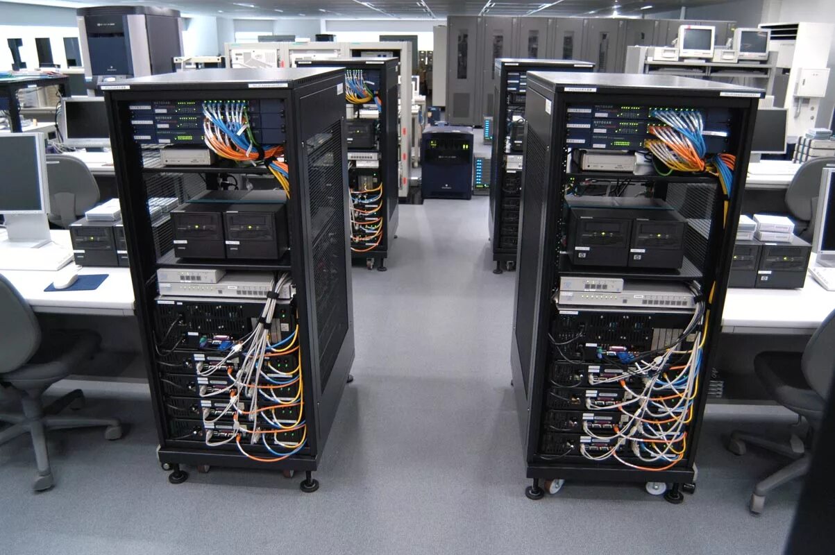 Серверное оборудование. Серверная комната. Мощный сервер. Специализированные компьютеры. Сервер для телефона и компьютера