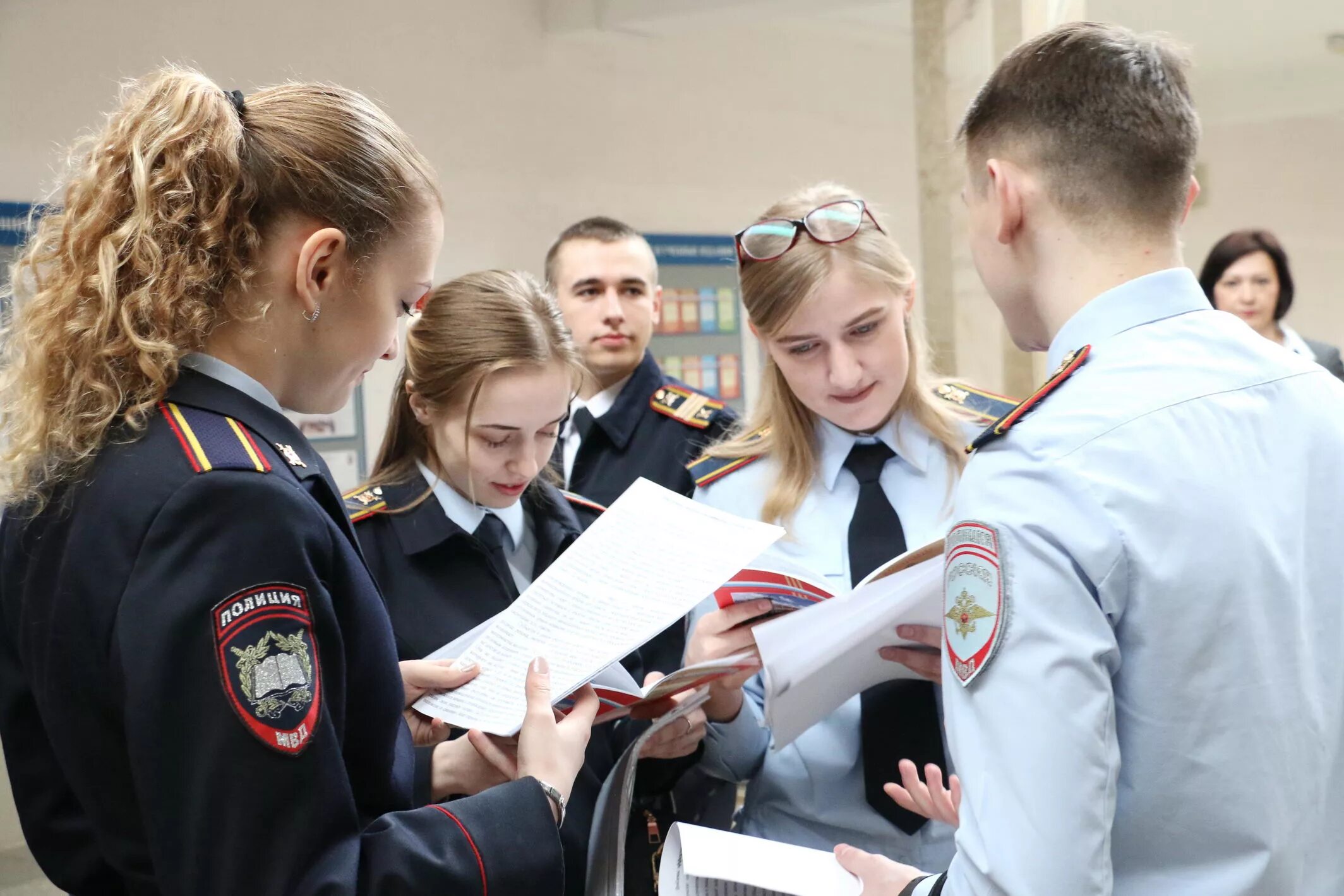 Можно ли в полицию после 9 класса. Правоохранительная деятельность. Правоохранительные органы студенты. Сотрудники правоохранительных органов. МВД правоохранительная деятельность.