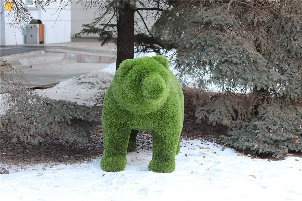 Скульптура зеленого медведя. Зеленые скульптуры в Красноярске. Мишка зелёный. Зеленые фигуры в Красноярске.