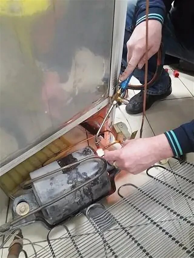 Холодильник ноу фрост утечке фреона. Капиллярная трубка 600 фреон кондиционер. Вытек фреон из холодильника. Вытек фреон из холодильника. Фреон из холодильника.