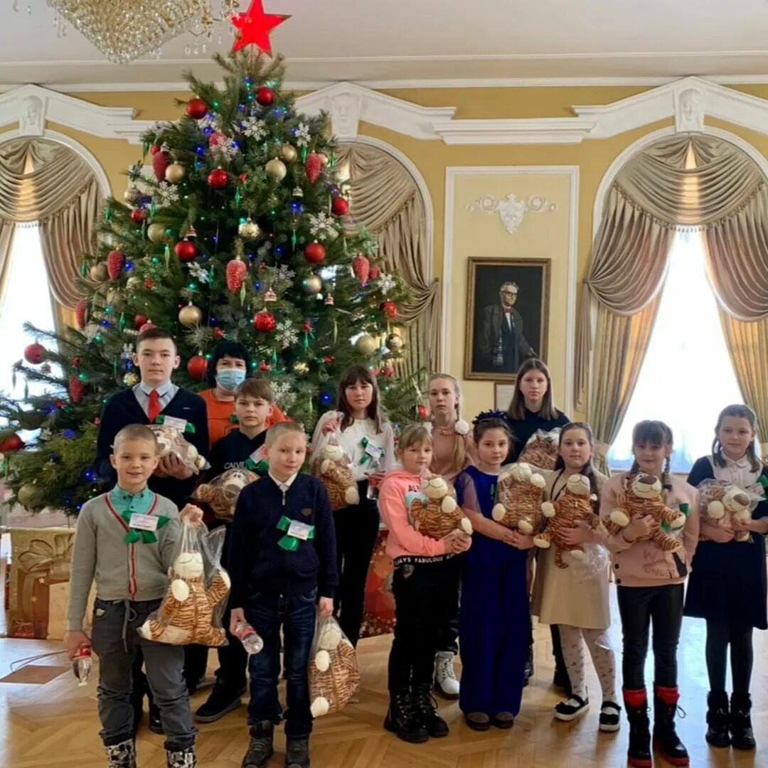 Елка в тамбове на площади ленина 2022. Ёлка державине. Городская елка для детей мероприятие. Елки в тамбове для детей. Елка для детей в москве.